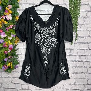 'NWT White House Black Market Embroidered Blouse Size Medium